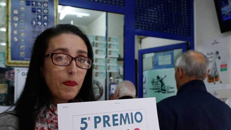 María Eugenia Casares, ayer, con el cartel del quinto premio.