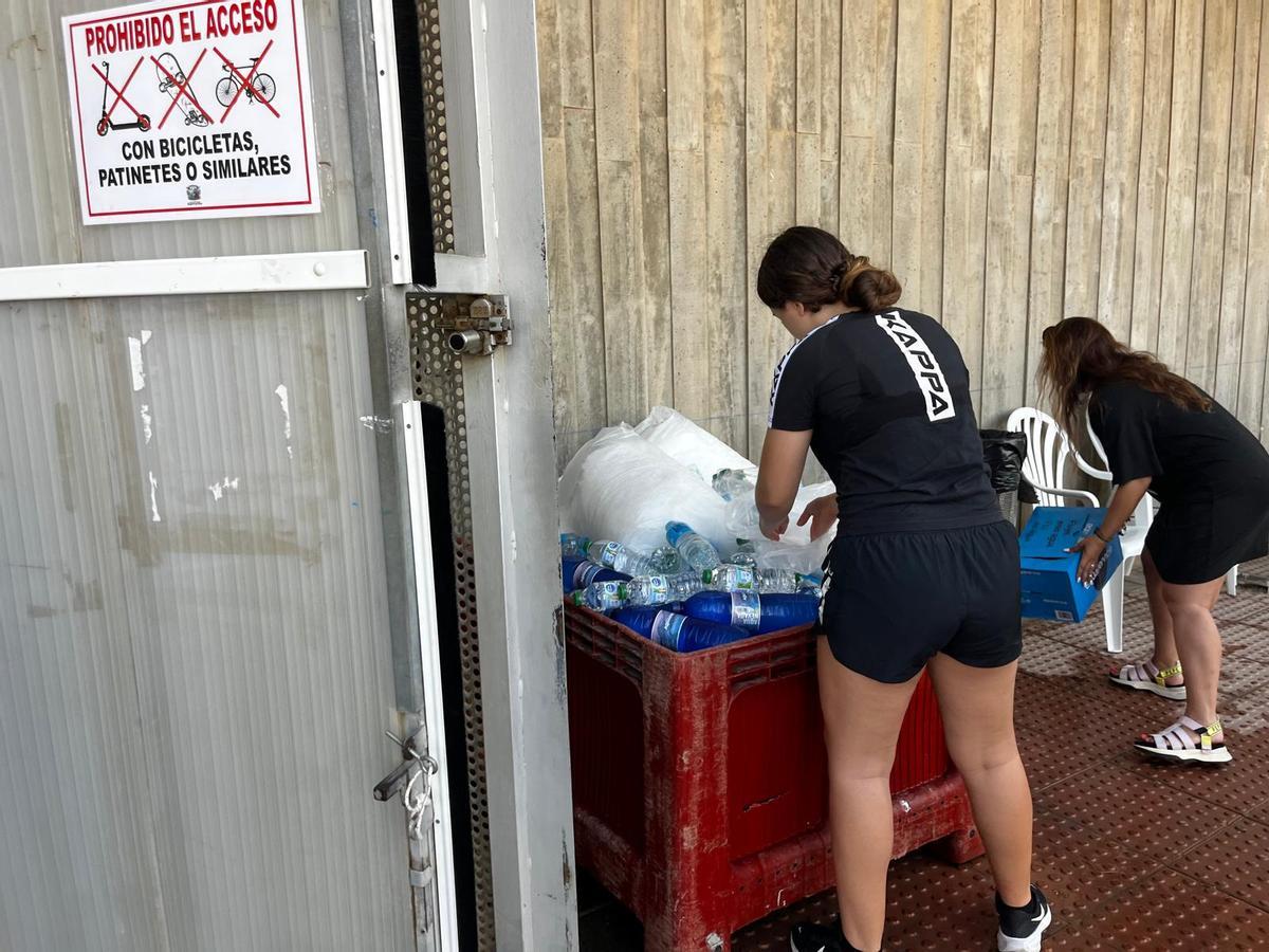 Voluntarias por el incendio de Los Gallardos cargan botellas de agua para los afectados
