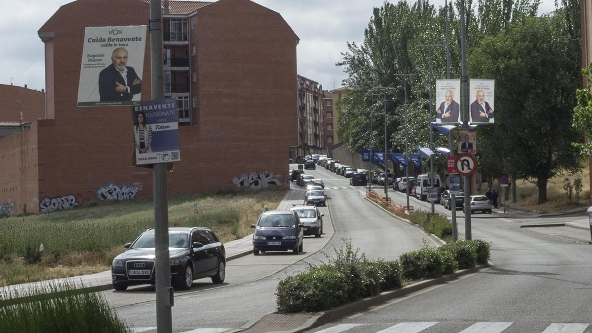 Banderolas y pancartas en la Cañada de la Vizana, donde el PP ha colocado 15, tiene autorizadas seis y dice a la Junta Electoral que solo ha colocado 5.