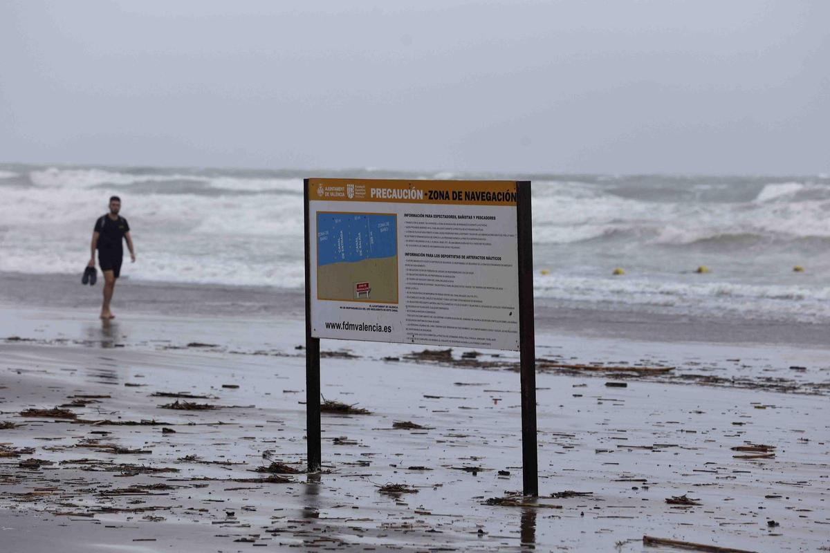 La playa de la Malvarrosa despues del temporal La playa de la Malvarrosa despues del temporal