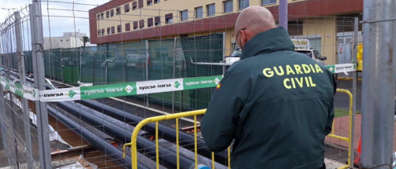 Un agente del Seproma de la Guardia Civil de Fuerteventura inspecciona las tuberías de la Disa en Puerto del Rosario, ayer.