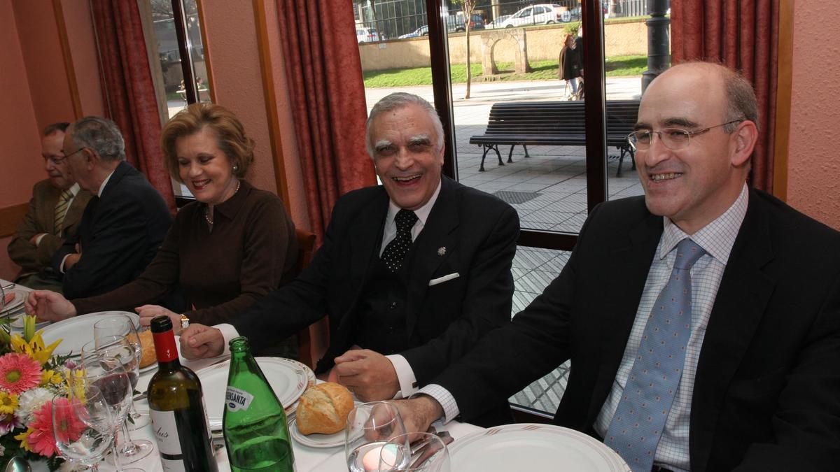Casielles Aguadé con su esposa, María Esther Pérez, el día de su homenaje por su jubilación como catedrático, en 2011.