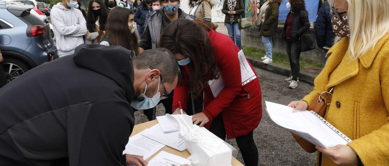 Una protesta en el Instituto de La Corredoria para reclamar más espacio. | Luisma Murias