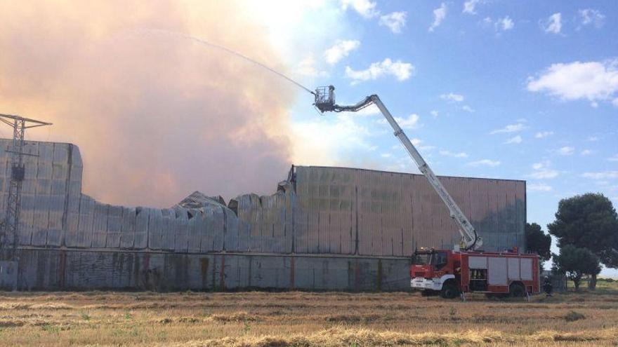 El incendio en una empresa de forrajes en Tauste sigue activo pero controlado