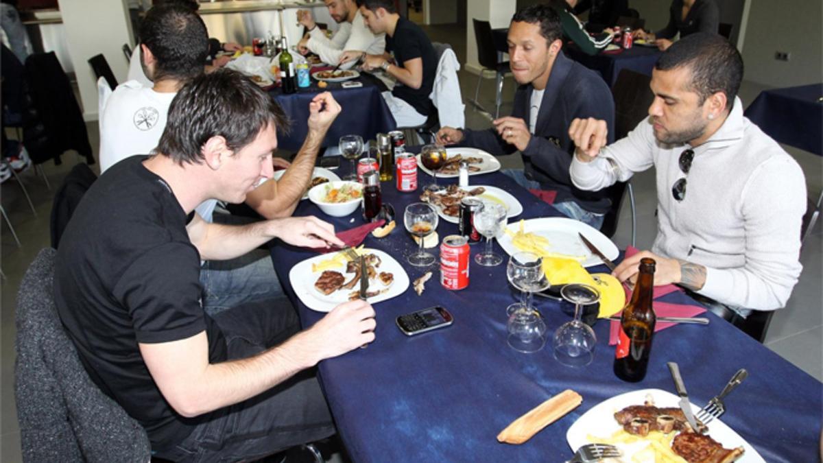 Los jugadores del Barça comiendo en la Ciutat Esportiva Joan Gamper