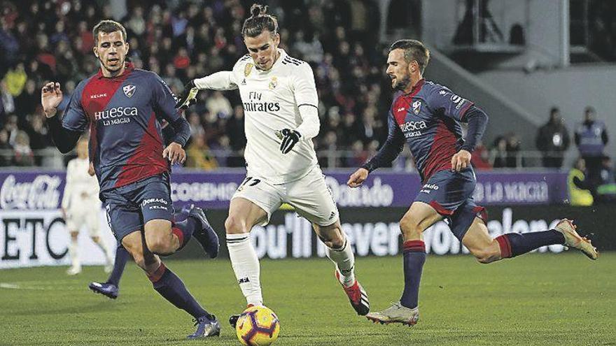 Christian Rivera persigue a Bale en un Huesca-Madrid.