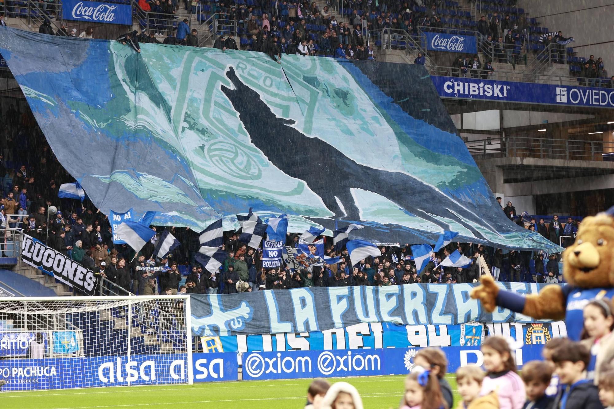 EN IMÁGENES: Ambiente y partido de un Real Oviedo-Levante pasado por agua