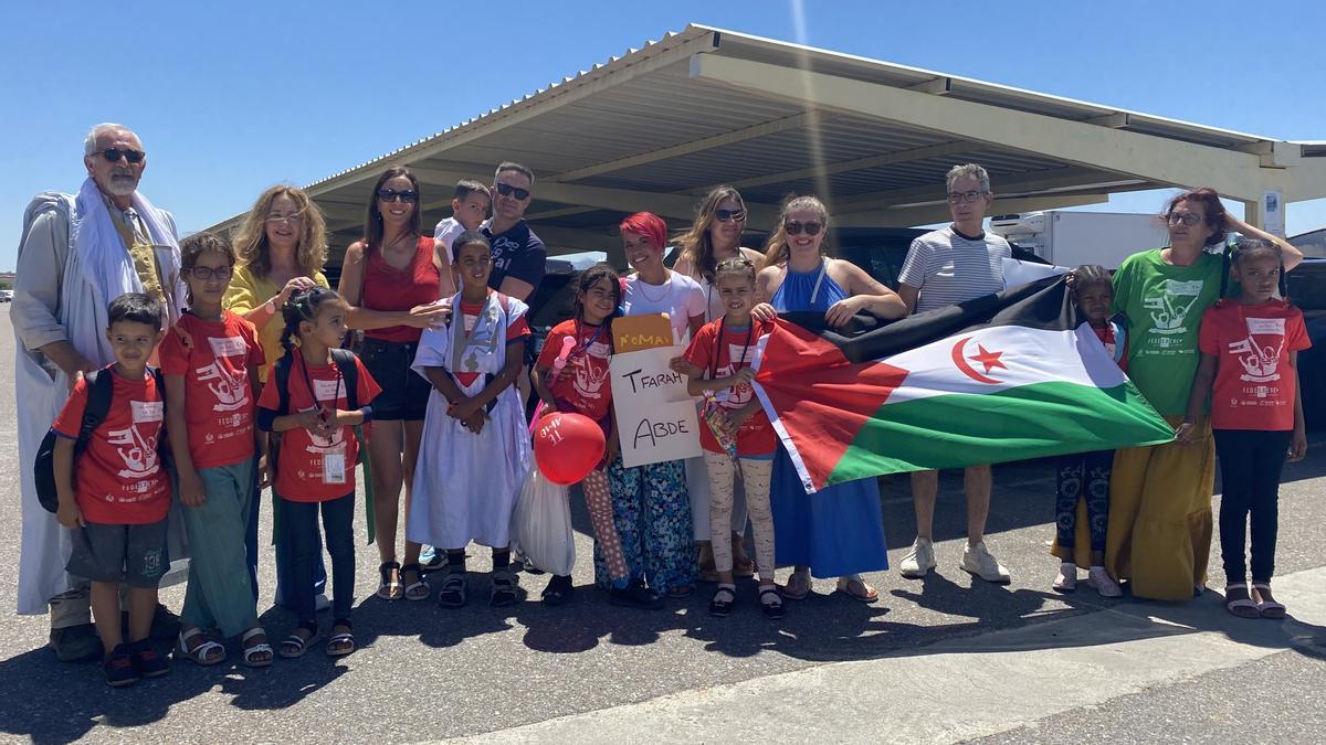 Niños saharauis junto a sus familias de acogida, este jueves, recién llegados a Mérida.