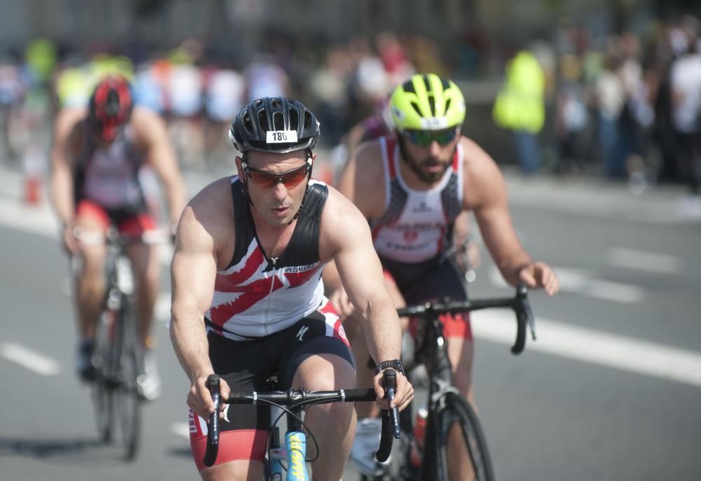 Más de 300 deportistas en el X Triatlón de Riazor