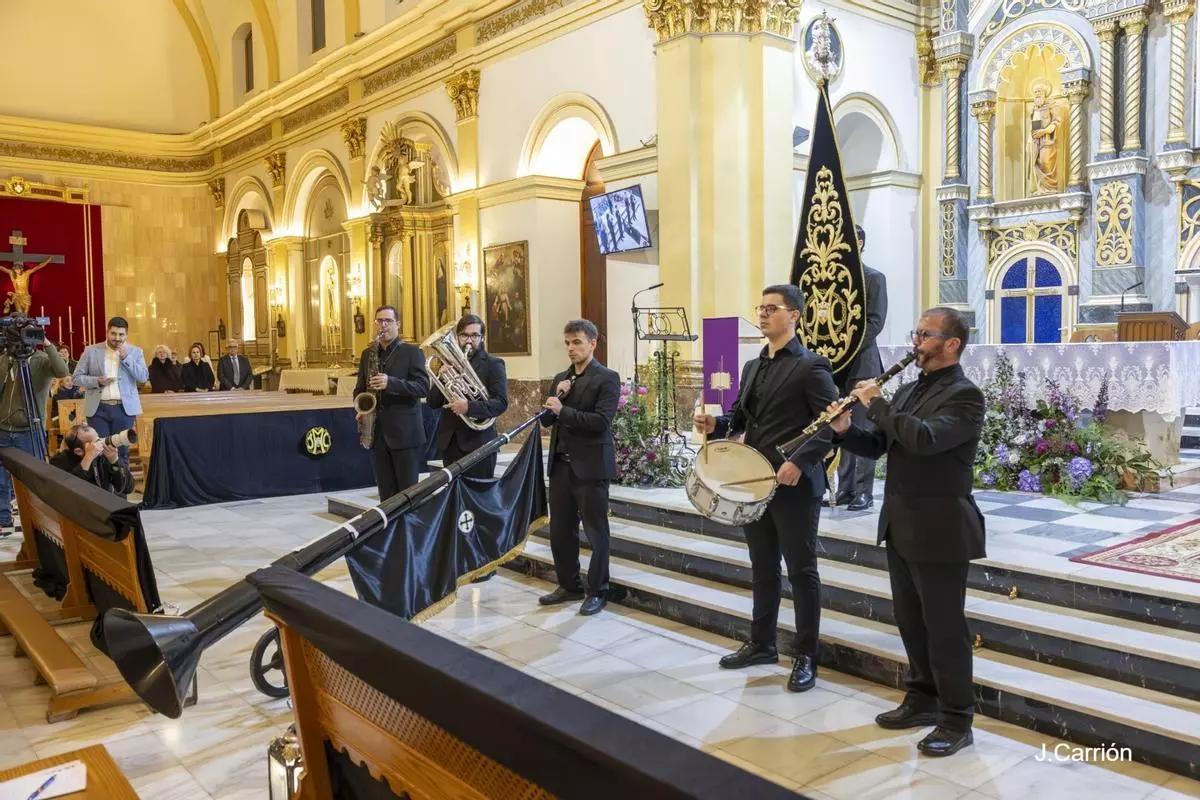Un momento del arranque del acto del pregón de la Semana Santa de Torrevieja