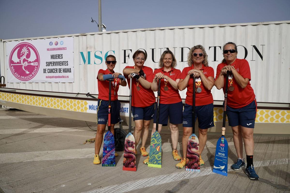 MLG 22-07-2026.-La Asociación española de Boat Dragón, formada por mujeres supervivientes de cáncer de mama, entrenan cada tarde en el pantalán ubicado en el puerto de la ciudad y donde han sido subcampeonas en Múnich.