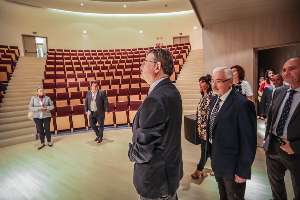 Visita de Puig al Auditorio Internacional de Torrevieja que estrena programación permanente tras seis años infrautilizado