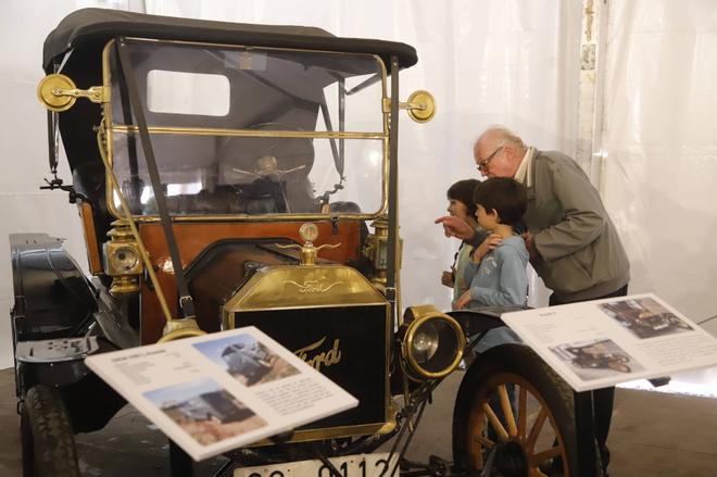 Exposición de automóviles históricos en el Rectorado de la Universidad de Córdoba