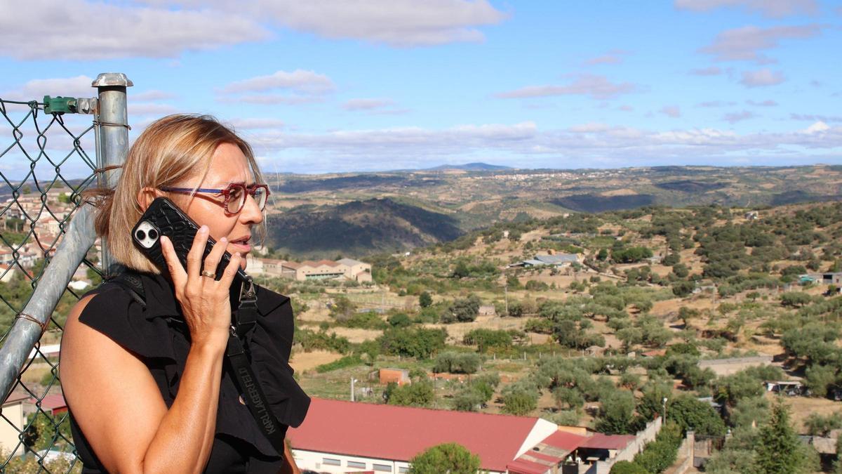 Isabel Puente recibe la llamada de una clienta interesándose por la situación de Fermoselle tras el incendio