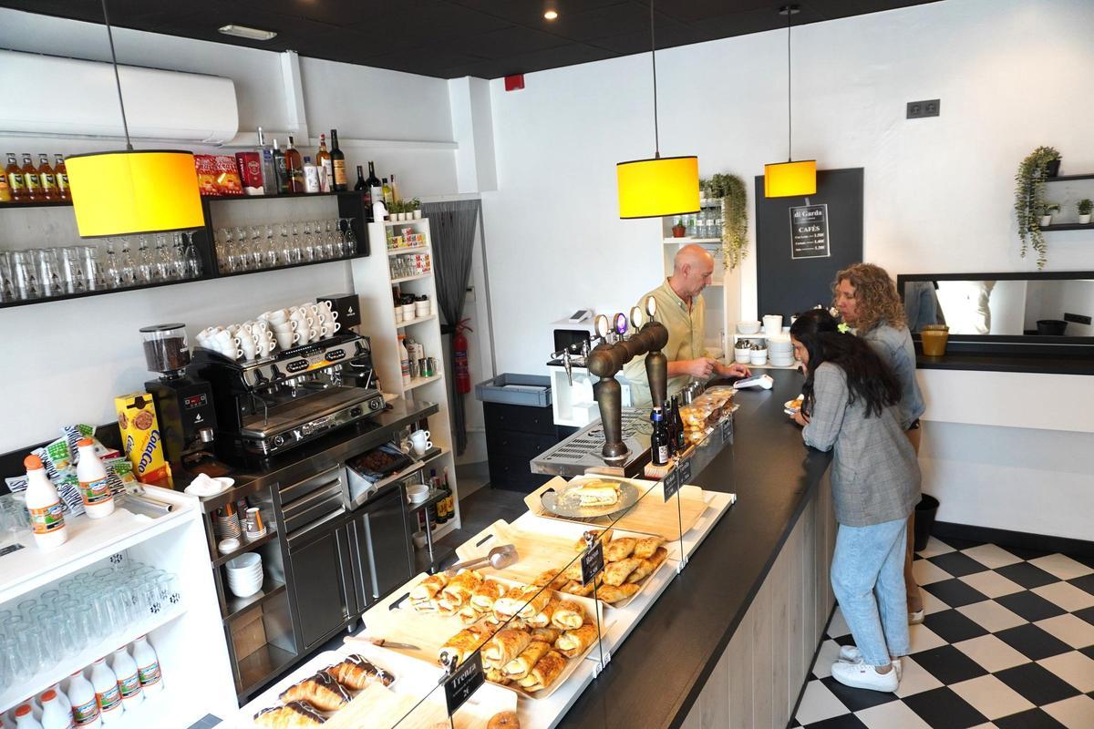Interior de la cafetería Di Garda en los Porches del Audiorama