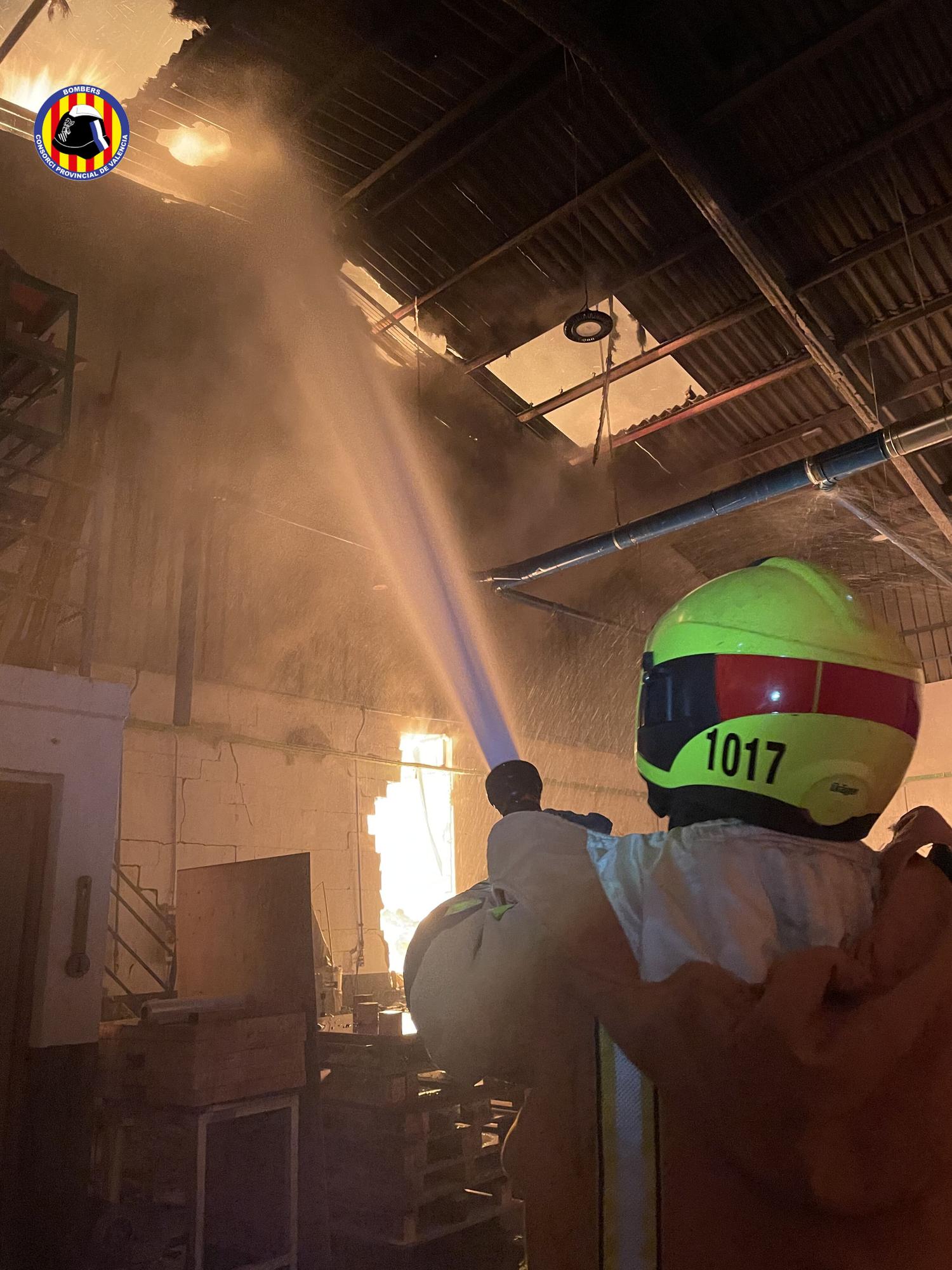 Un incendio calcina una nave industrial en Quart de Poblet