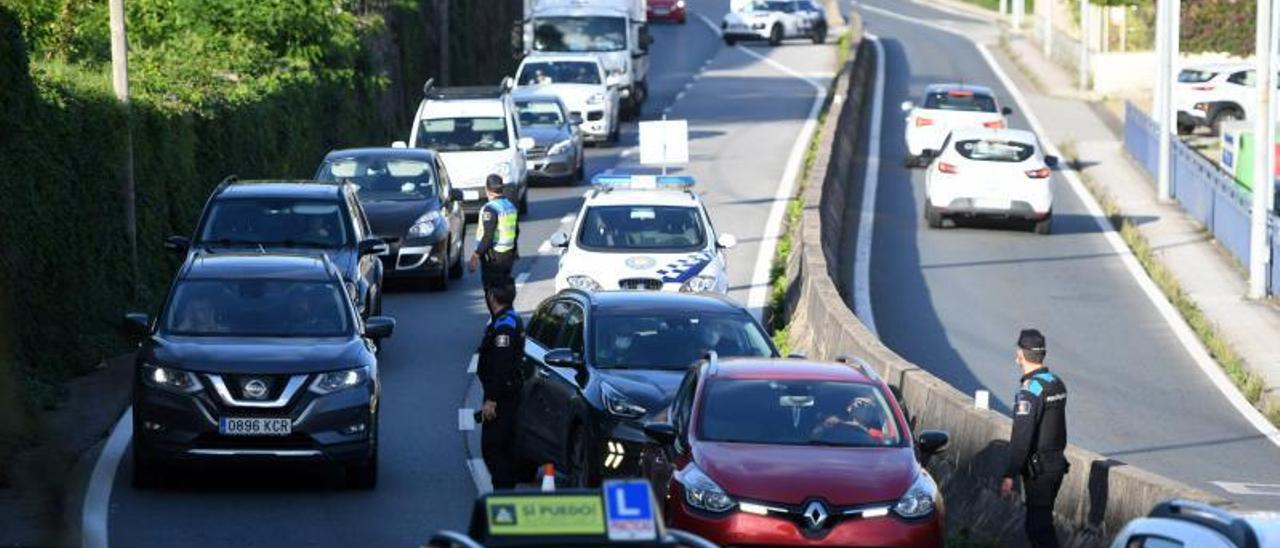 Control de movilidad de la Policía Local de Poio durante la pandemia. |   // GUSTAVO SANTOS