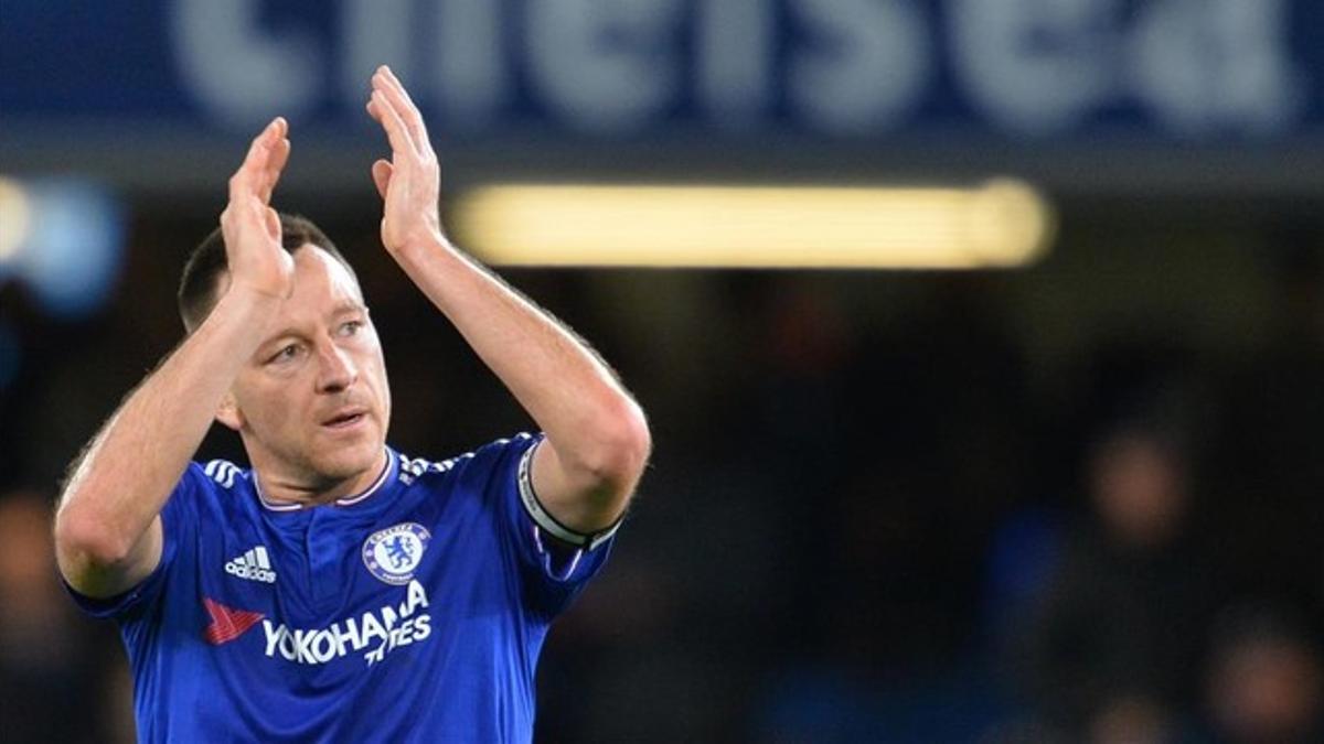 Terry aplaude a los aficionados del Chelsea tras el partido con el Sunderland.