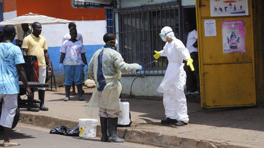 Desinfección de un trabajador sanitario en Liberia.