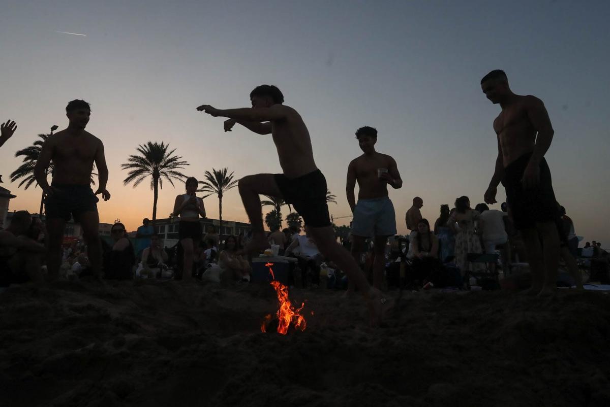 Todas las fotos de una noche de San Juan sofocante en las playas de València