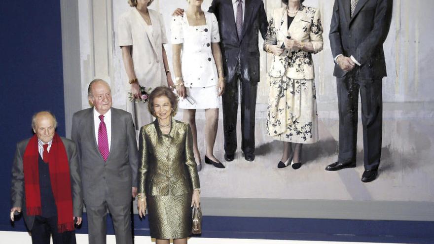 Los reyes Juan Carlos y Sofía posan con el pintor Antonio López ante el cuadro. efe