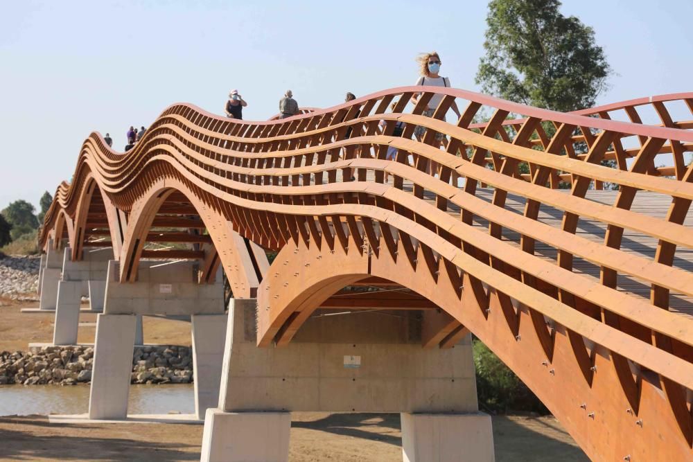 Inauguración de la pasarela peatonal sobre el río Guadalhorce, en Málaga.