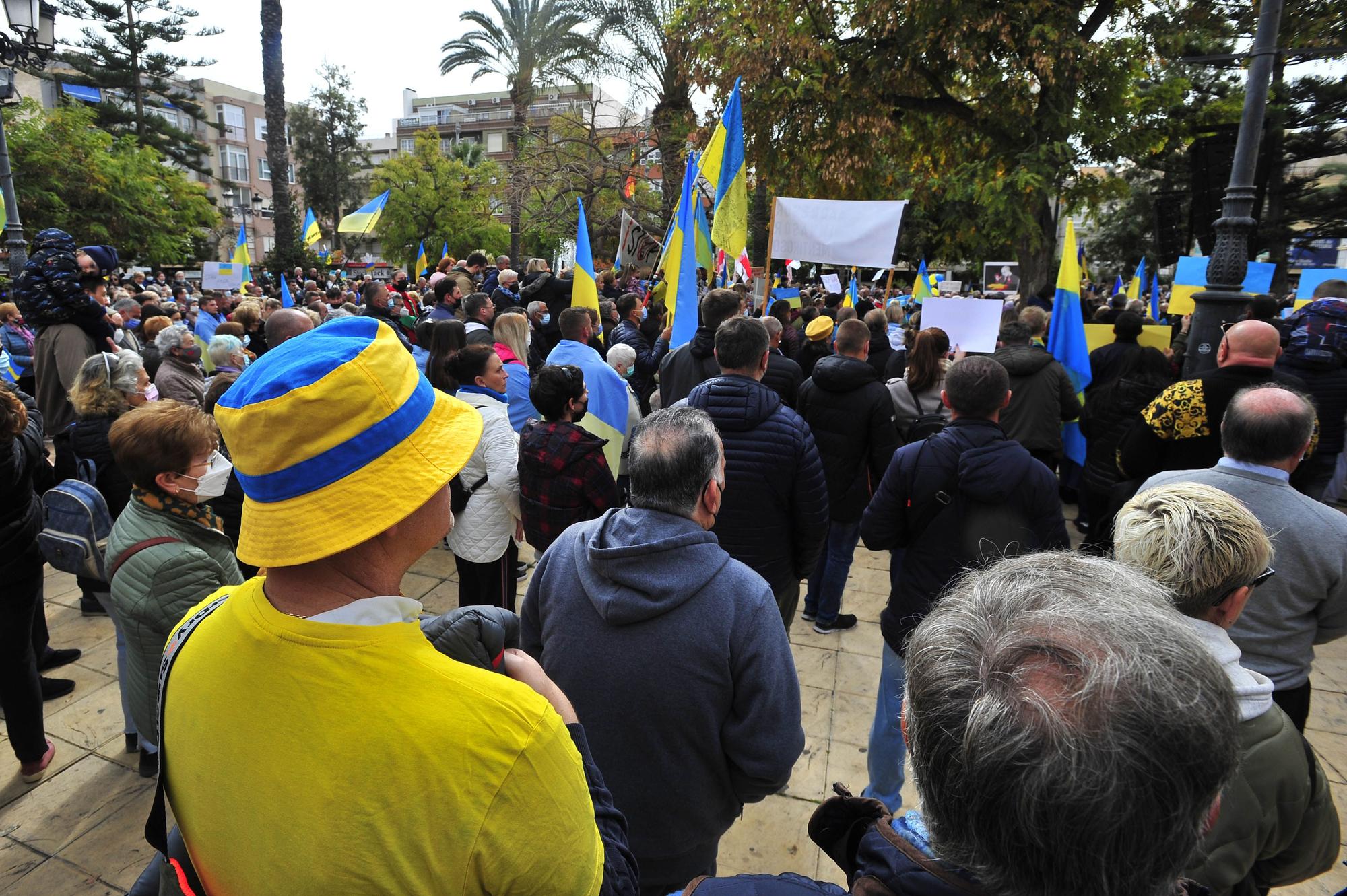 Un millar de personas se manifiesta en Torrevieja contra la invasión de Ucrania