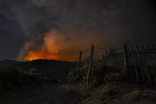 DIRECTO | El fuego ya arrasa 300 hectáreas en Maceda en un incendio originado con seis focos simultáneos