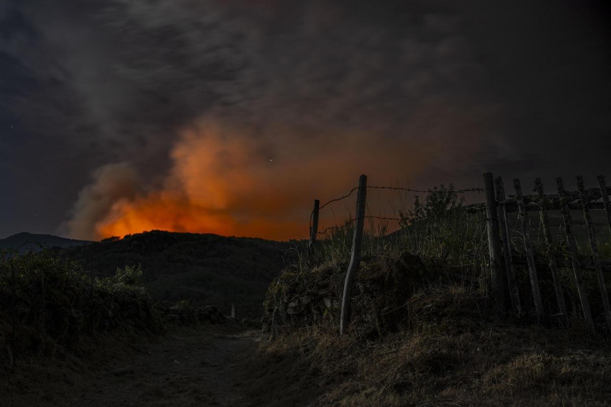 Estado del incendio de Chandrexa de Queixa el sábado 10 por la noche, cuando llevaba arrasadas más de 800 hectáreas