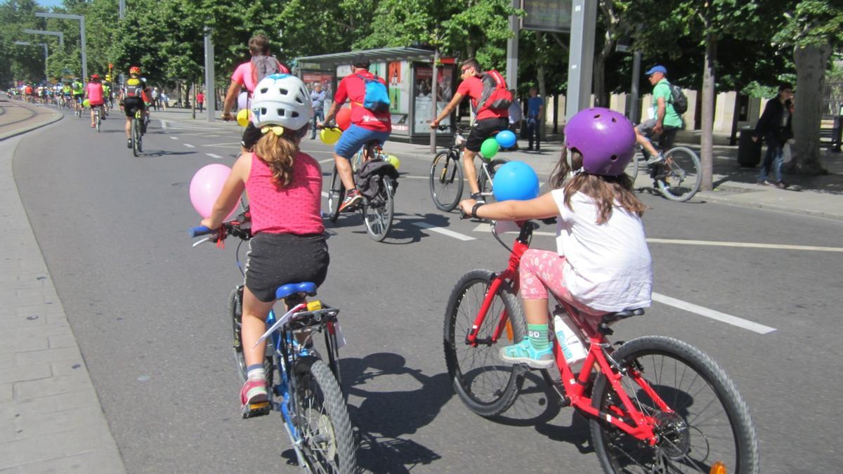 La XVI Bicicletada Escolar volverá a llenar de bicis las calles de Zaragoza este domingo.