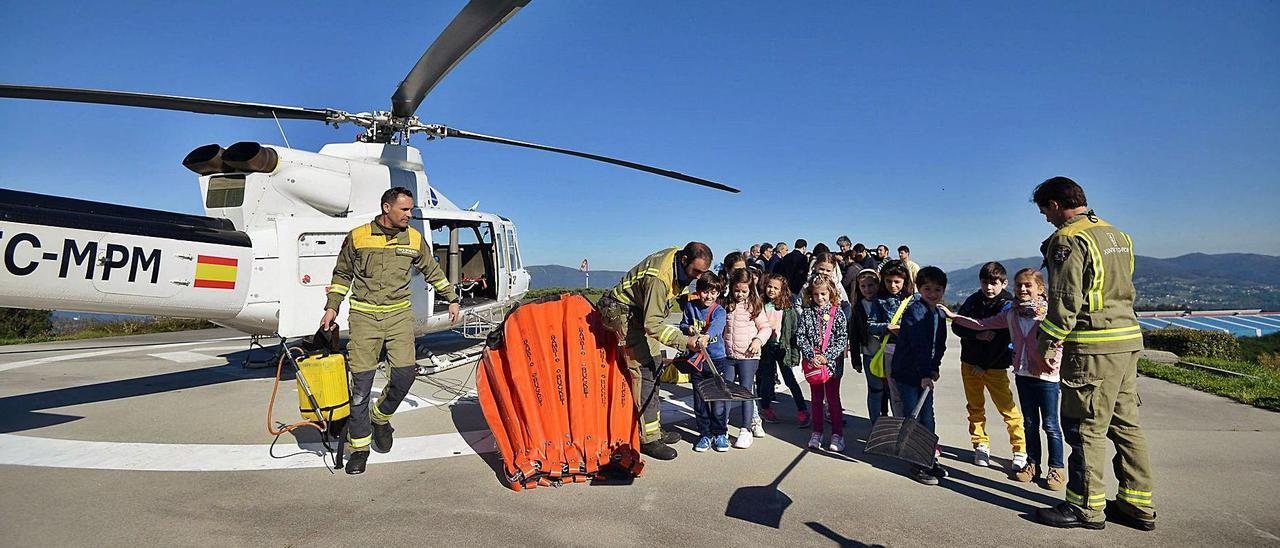 Una visita escolar a la base de helicópteros de O Campiño.