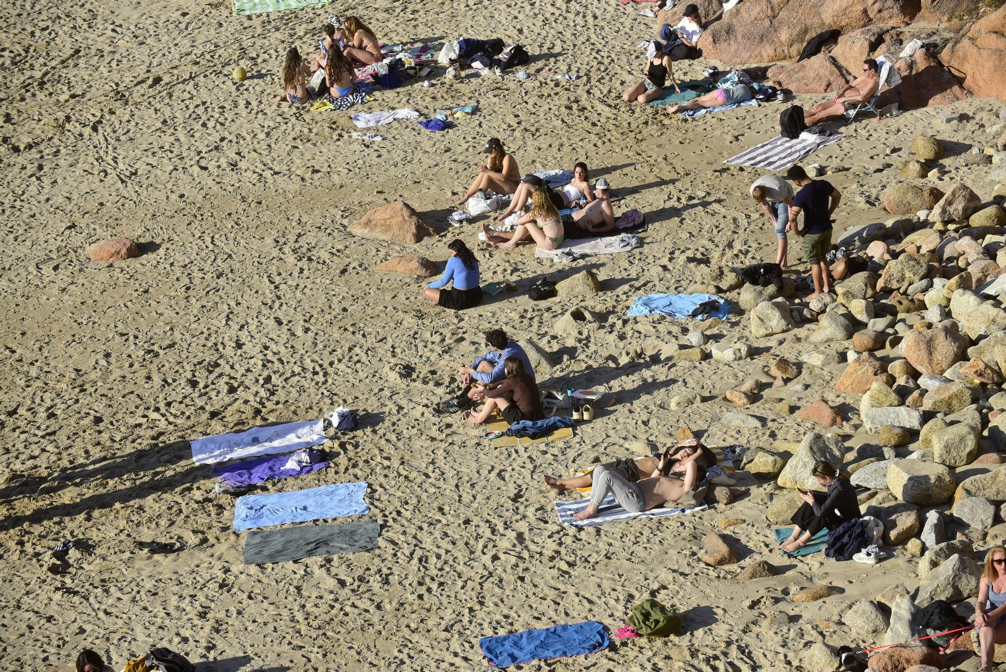 Las temperaturas agradables animan a los coruñeses a acercarse a las playas