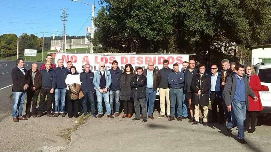 Adriana Lastra, acompañada por la alcaldesa de Carreño y varios ediles, ayer, con los trabajadores de Fahime.