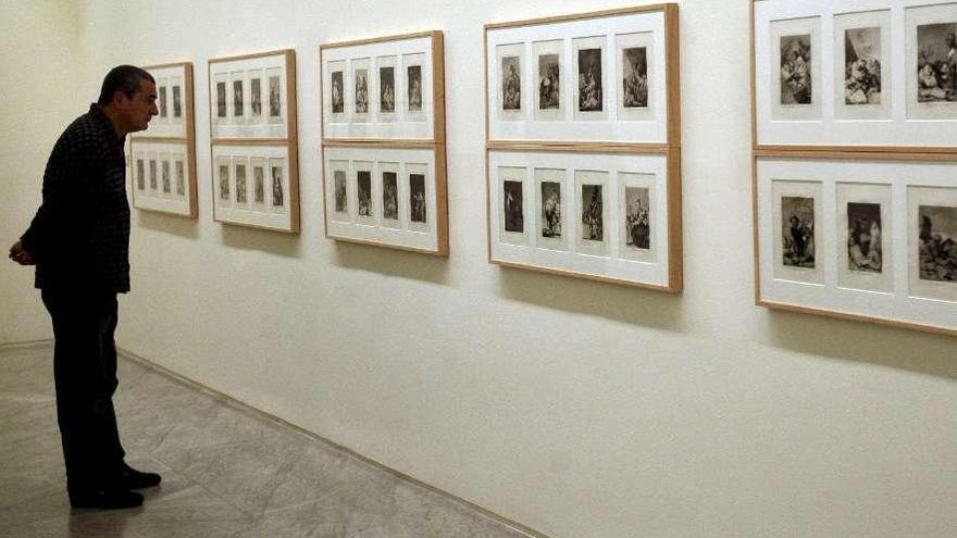 Un visitante observa la exposición de las estampas de Goya en el Museo de Bellas Artes en 2011.