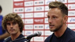 Griezmann y Rakitic, en la conferencia de prensa que han ofrecido en Tokio.