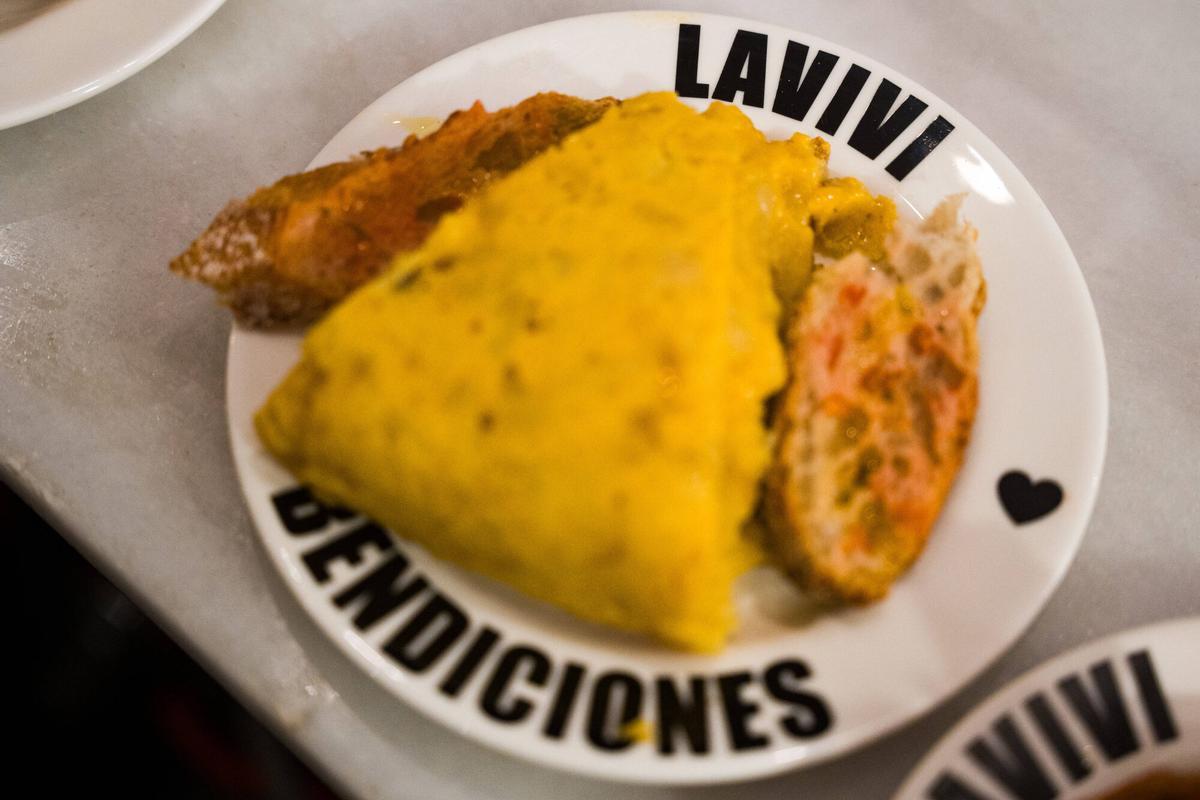 Barcelona. 05/03/2026. On Barcelona. La Vivi Bar, un bar con iconografía religiosa y azulejos estilo cordobés. AUTOR: Marc Asensio Barcelona, Catalunya, España, La Vivi Bar, Gràcia, bar, ambiente, tapas, azulejos, La Virgen, estilo cordobés, iconografía religiosa