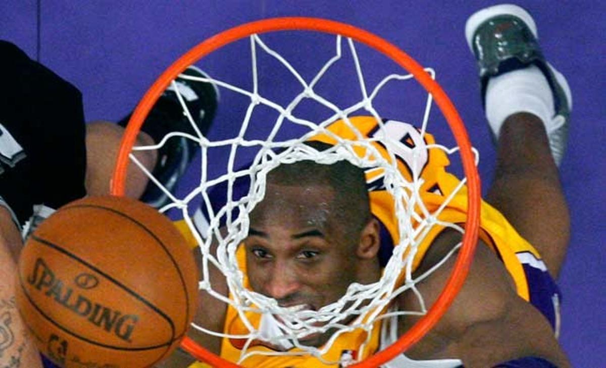 El jugador de Los Angeles Lakers Kobe Bryant espera un rebot durant un partit disputat a l’Staples Center contra San Antonio Spurs.
