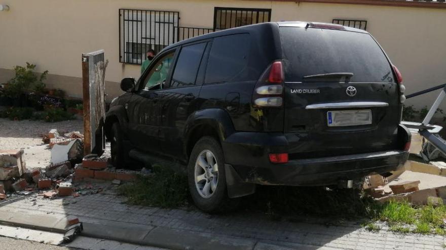 Un vehicle xoca contra el mur d&#039;una casa a Piera