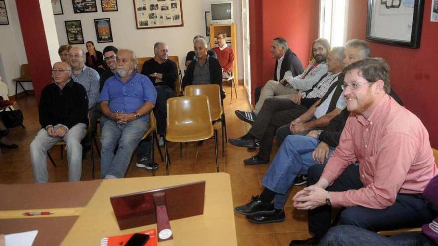 Asamblea del PSOE de A Illa celebrada ayer en la sede de la avenida de Castelao. // Noé Parga