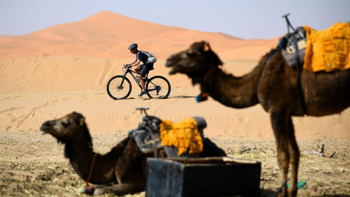 Un ciclista viaja durante una sesión de entrenamiento el 27 de abril de 2019, en vísperas del inicio de la 14ª edición de Titan Desert 2019 alrededor de Merzouga en Marruecos.