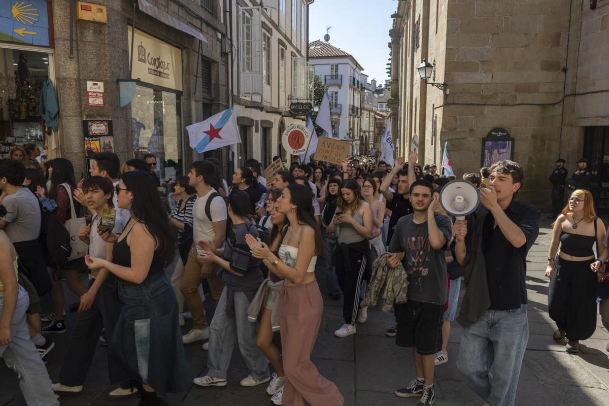 Los jóvenes estudiantes pasando por delante del Colexio de Fonseca