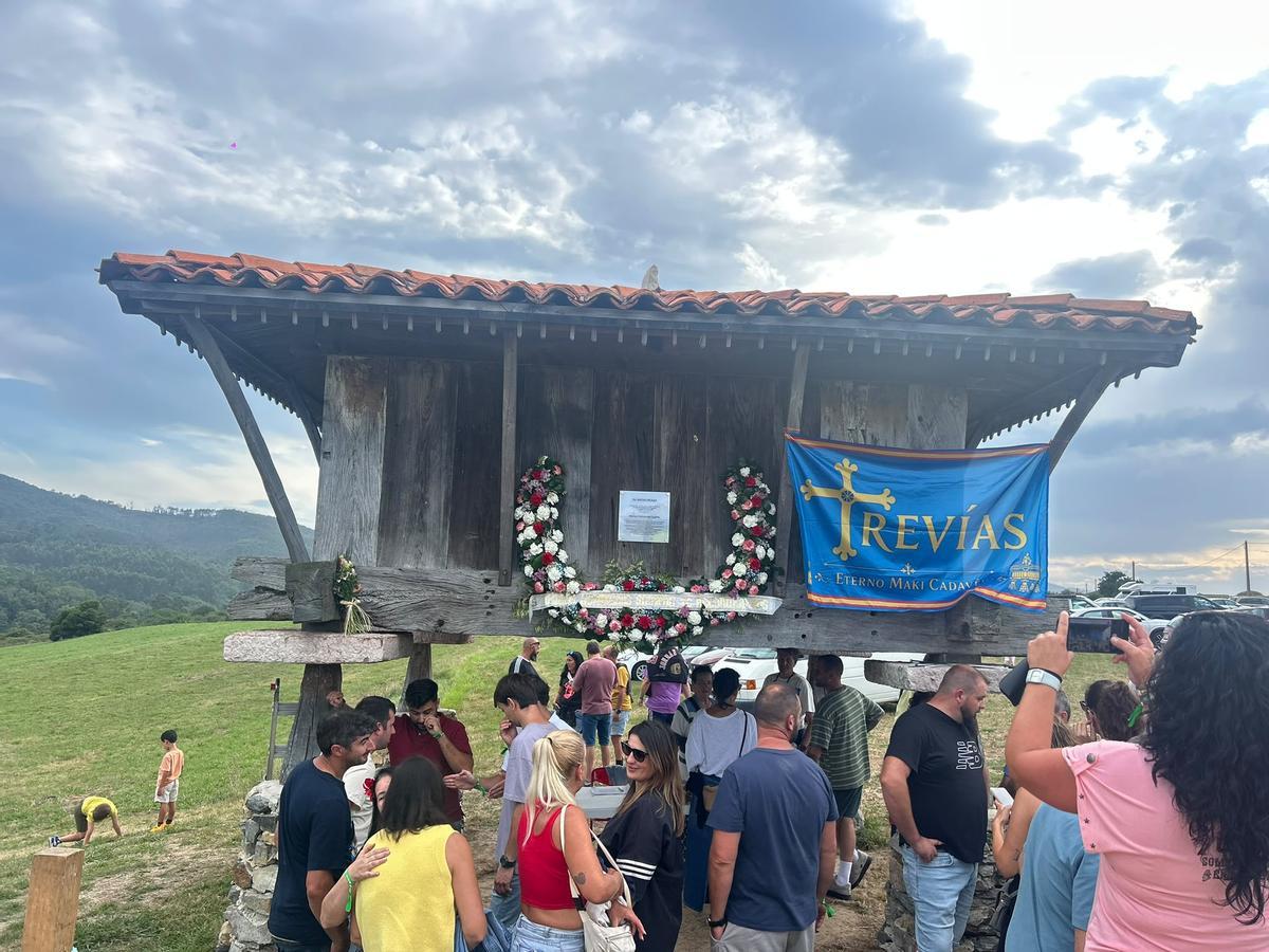 El hórreo con la plaza en recuerdo de Marcos Fernández.