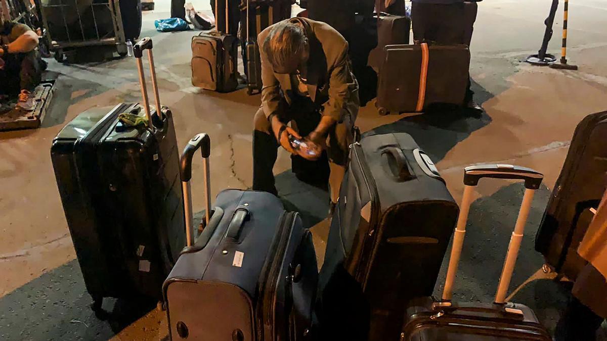 Un ciudadano francés, rodeado de maletas, espera ser evacuado en el aeropuerto de Kabul.