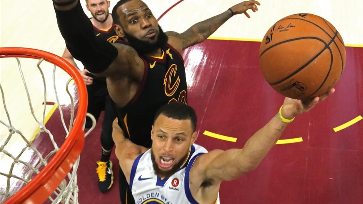 Curry lanza a canasta en el tercer partido de las Finales NBA
