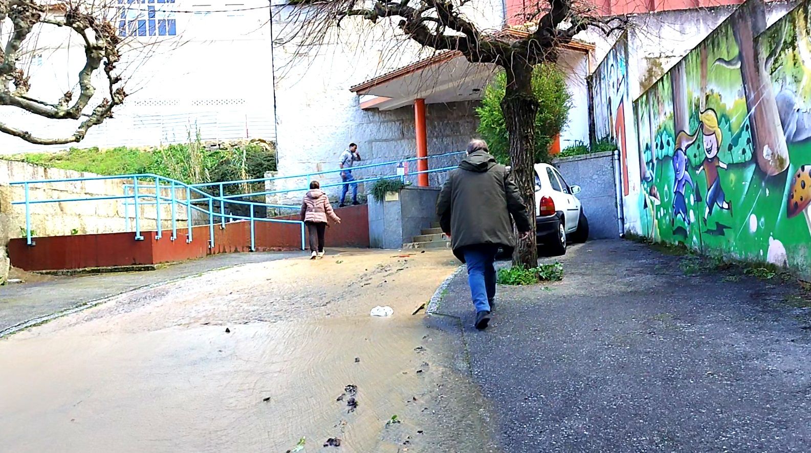 Una inundación tira un muro en el colegio Cardenal Cisneros de Ourense