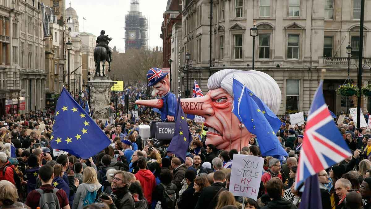 El Parlamento toma el control para votar un ’plan B’ del ’brexit’. En la foto, un muñeco de la primera ministra británica, Theresa May, en Trafalgar Square durante una marcha anti-Brexit en Londres.