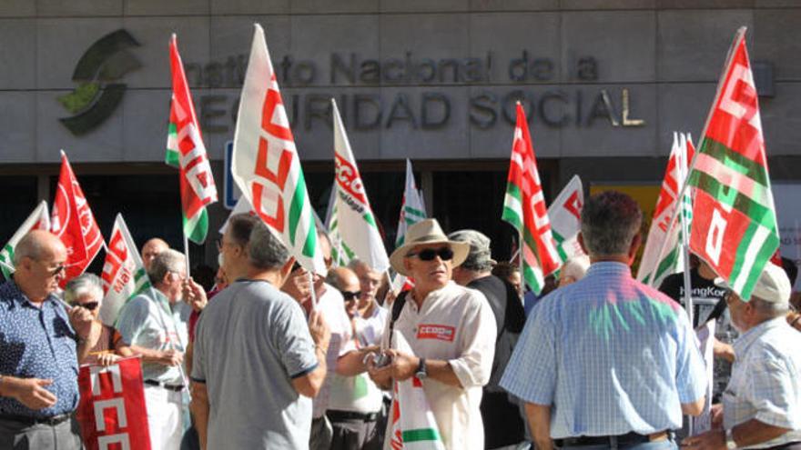 La concentración de los sindicatos ante el Instituto de la Seguridad Social en Málaga.