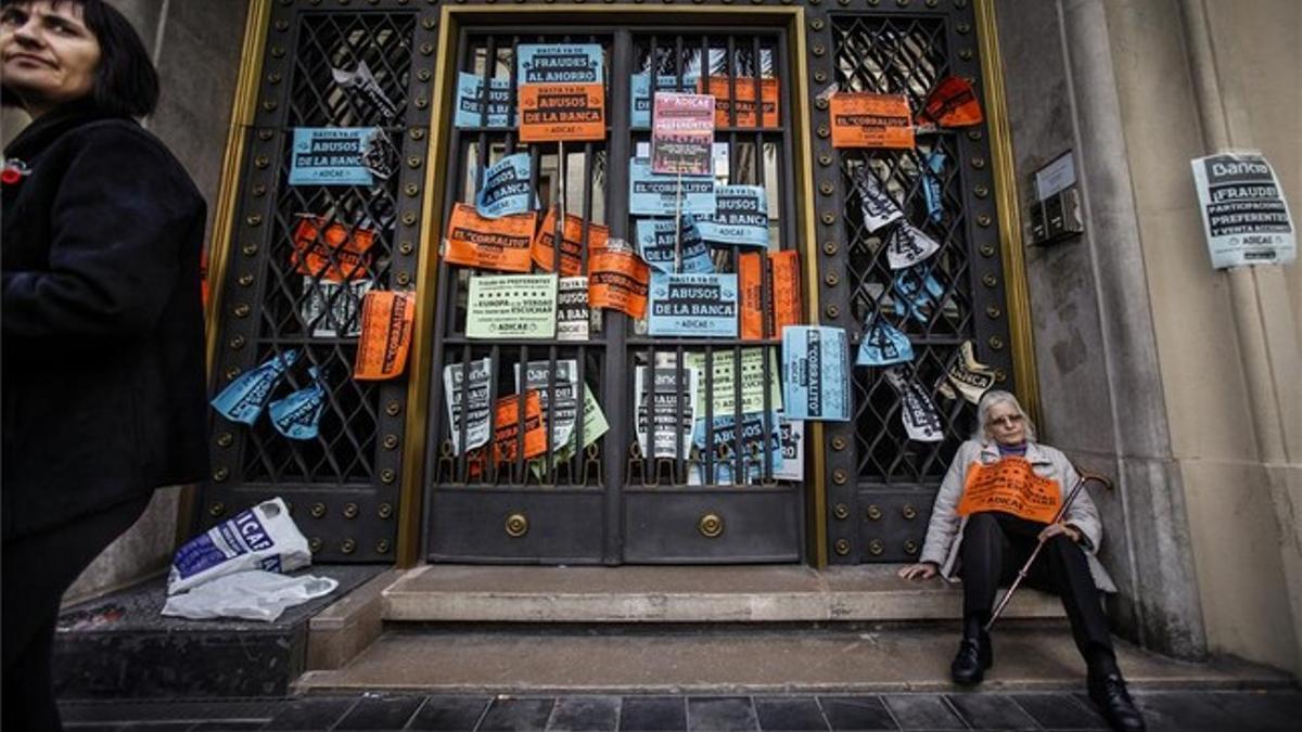 Protesta de afectados por las preferentes ante la sede del Banco de España en Valencia.