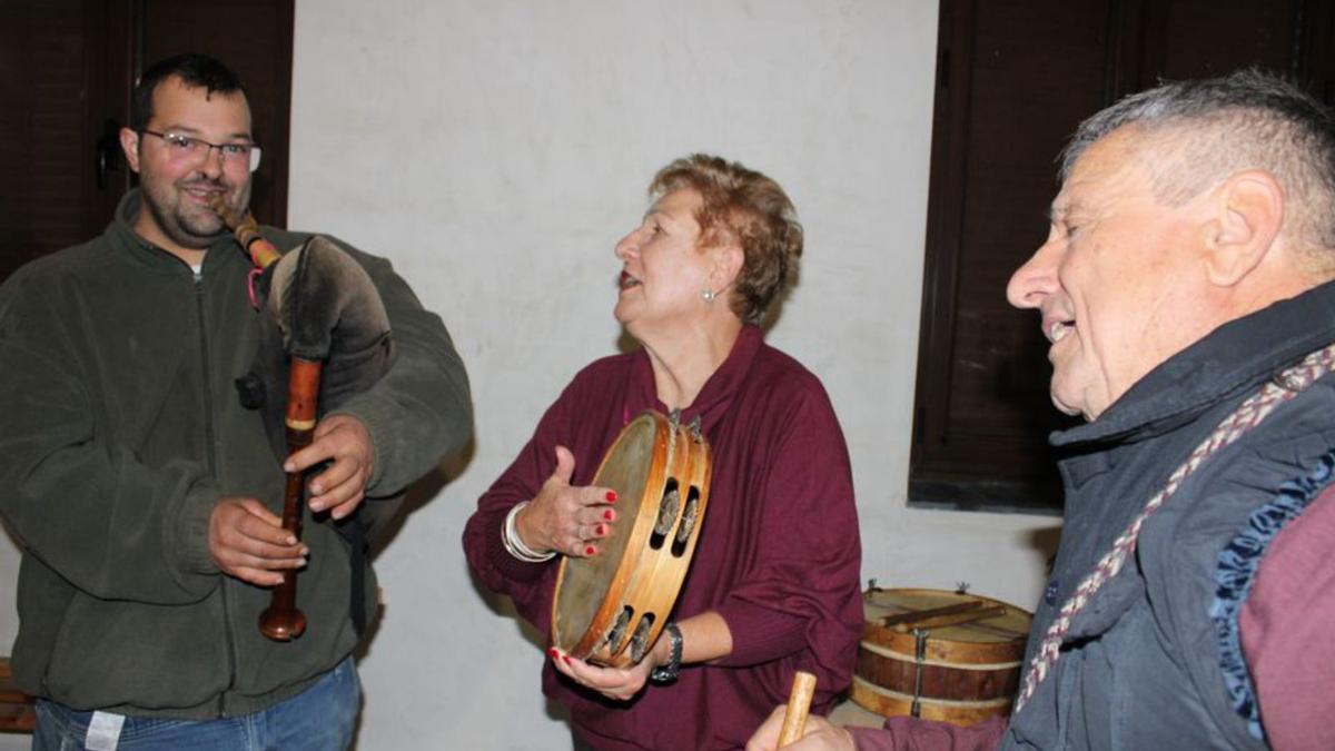 Los hermanos Francisca y Tarsicio bailan. | A. S.