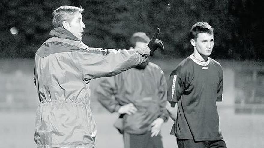 Paco da instrucciones durante un entrenamiento, con Nico y Rafa a su lado.